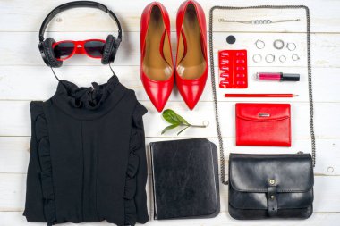 Kadın giyim ayarla ve aksesuarları üzerinde ahşap arka plan beyaz.