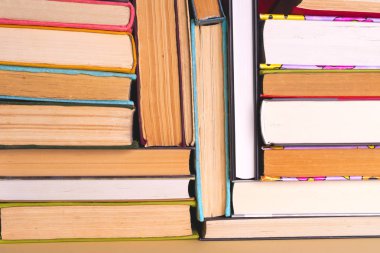 Açık kitap, parlak arkaplan üzerine ciltli kitaplar.