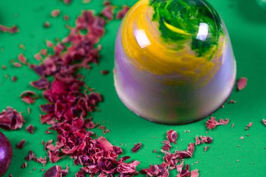 Çeşit çeşit çikolata kırıntılarıyla süslenmiş güzel ve lezzetli çikolata şekerleri.