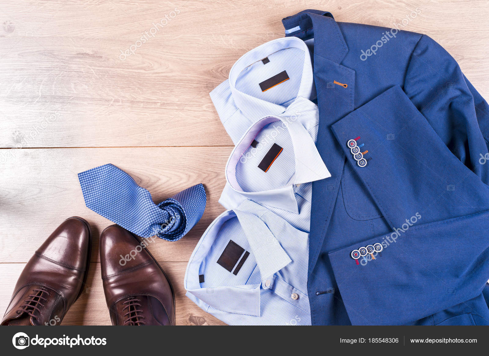 Klassische Herren Kleidung blauen Anzug, Hemd, braune Klassische Herren Kleidung blauen Anzug, Hemd, braune