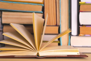 Açık kitap, parlak arkaplan üzerine ciltli kitaplar.