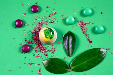 Çeşit çeşit çikolata kırıntılarıyla süslenmiş güzel ve lezzetli çikolata şekerleri.