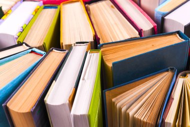 Açık kitap, parlak arkaplan üzerine ciltli kitaplar.