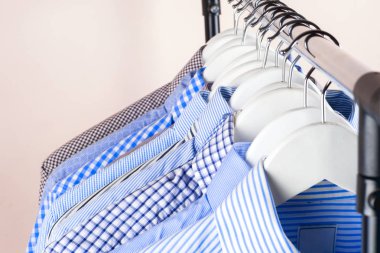 Bez askıları gömlek ile. Erkek giyim