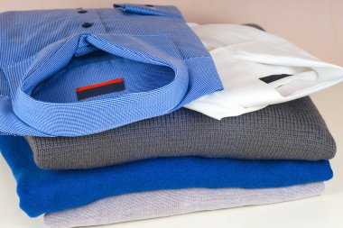 yığın üzerinde beyaz izole giyim