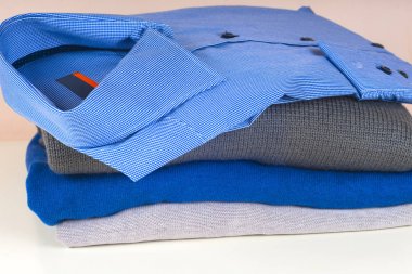 yığın üzerinde beyaz izole giyim