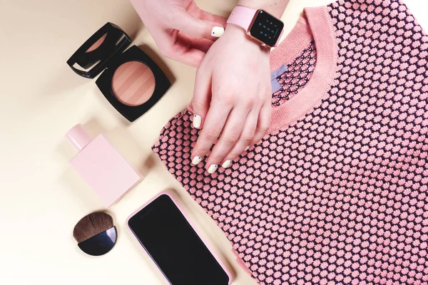 Conjunto de ropa y accesorios de mujer de moda. Colores pastel de vainilla. — Foto de Stock