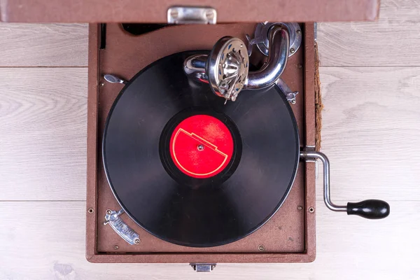 Velho jogador de gramofone, close-up. Imagem retro estilo de uma coleção de lps disco de vinil velho com mangas . — Fotografia de Stock