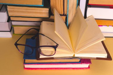 Açık kitap, parlak arkaplan üzerine ciltli kitaplar.