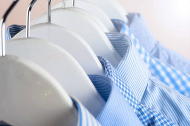 Bez askıları gömlek ile. Erkek giyim