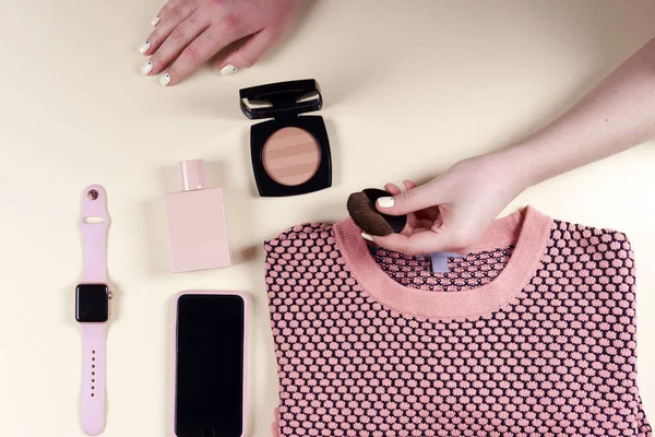 Conjunto de ropa y accesorios de mujer de moda. Colores pastel de vainilla. — Foto de Stock