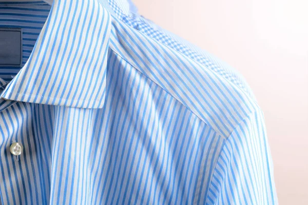 Κρεμάστρες με πουκάμισα. Ανδρικά Ρούχα — Φωτογραφία Αρχείου