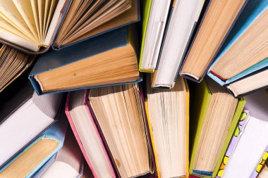 Açık kitap, parlak arkaplan üzerine ciltli kitaplar.