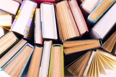 Açık kitap, parlak arkaplan üzerine ciltli kitaplar.