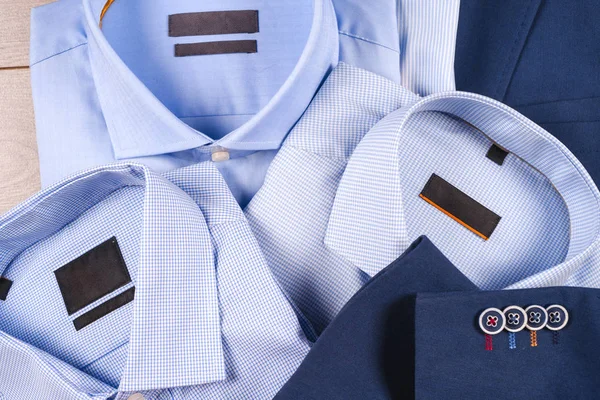 Set di abiti classici da uomo - abito blu, camicie, scarpe marroni, cintura e cravatta su sfondo di legno. — Foto Stock