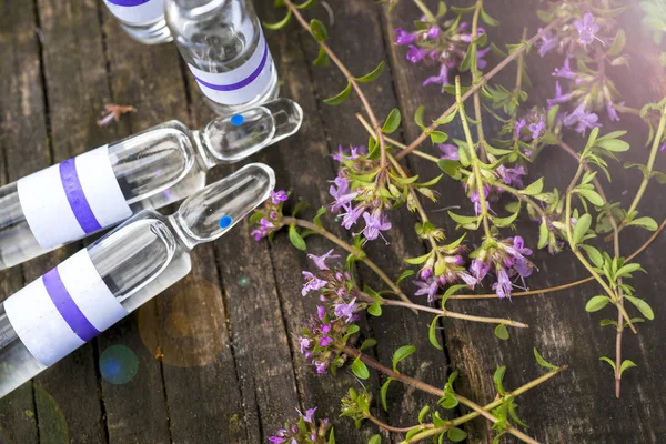 Alternativní medicína. Tymián a lékařské ampulky. Vonné silice — Stock fotografie