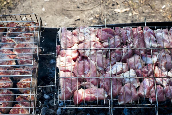 Man cooking marinated shashlik — Stock Photo, Image