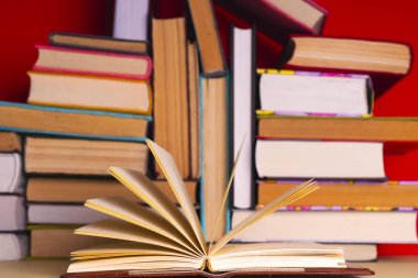 Açık kitap, parlak arkaplan üzerine ciltli kitaplar.