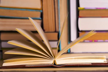 Açık kitap, parlak arkaplan üzerine ciltli kitaplar.