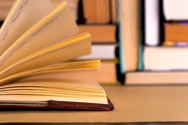 Açık kitap, parlak arkaplan üzerine ciltli kitaplar.