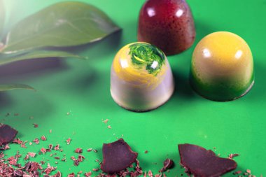 Çeşit çeşit çikolata kırıntılarıyla süslenmiş güzel ve lezzetli çikolata şekerleri.