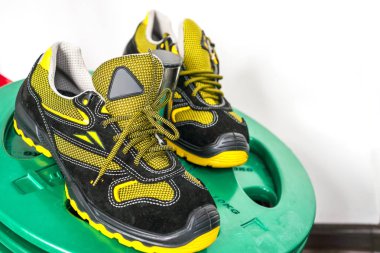 Spor salonunda UNBRANDED modern spor ayakkabı. Siyah-Sarı. Rahat ayakkabılar.