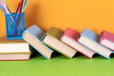 Açık kitap, parlak arkaplan üzerine ciltli kitaplar.