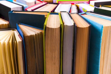 Açık kitap, parlak arkaplan üzerine ciltli kitaplar.