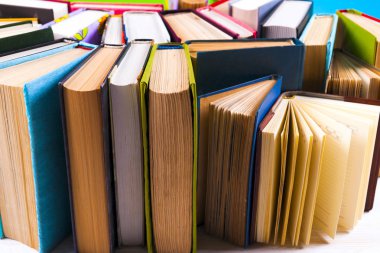 Açık kitap, parlak arkaplan üzerine ciltli kitaplar.