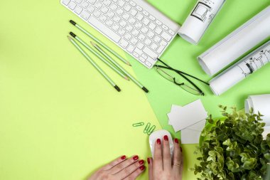 Taslak üzerinde çalışan bir mimar.