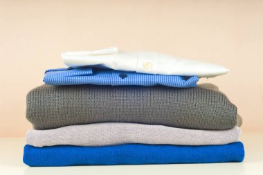 Mavi ve beyaz gömlek closeup hafif bir arka plan üzerinde yığını.