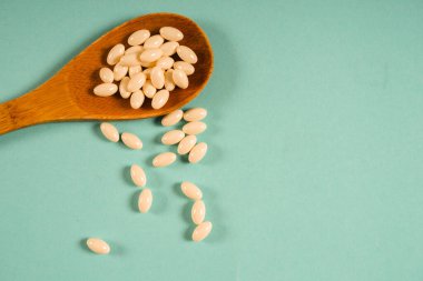 Tahta kaşıkla bir ölçüm bandı bir mavi arka plan, diyet, sağlıklı yaşam tarzı.