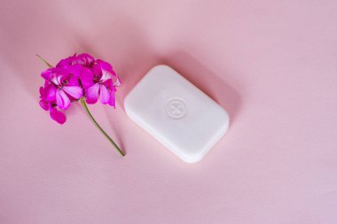 Ortasında kopya alanı olan köpük sabun çubuğu parlak pembe arkaplanda izole edilmiş.