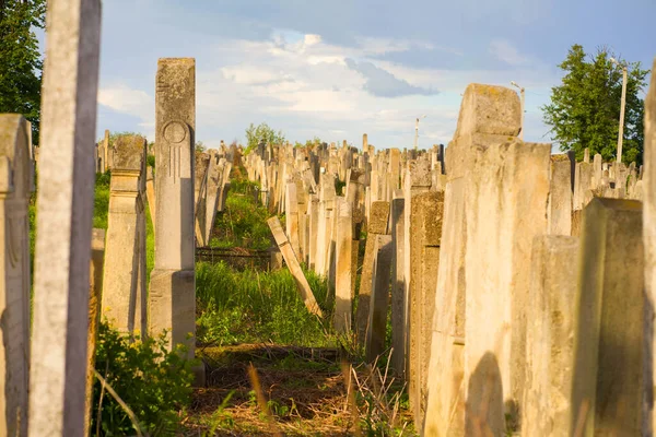 Starý židovský hřbitov na barevné obloze západu slunce, Černovice Ukrajina. — Stock fotografie