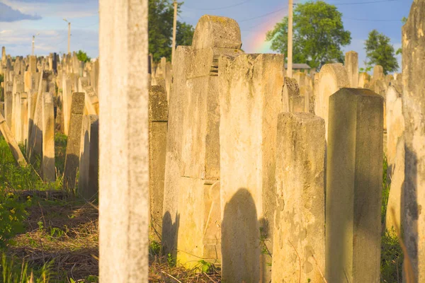 Starý židovský hřbitov na barevné obloze západu slunce, Černovice Ukrajina. — Stock fotografie