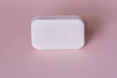 Ortasında kopya alanı olan köpük sabun çubuğu parlak pembe arkaplanda izole edilmiş.