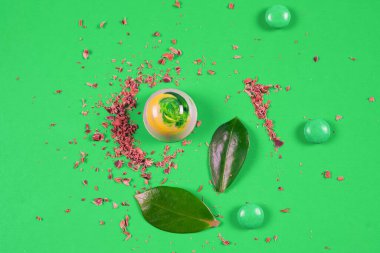 Çeşit çeşit çikolata kırıntılarıyla süslenmiş güzel ve lezzetli çikolata şekerleri.