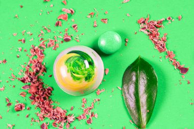 Çeşit çeşit çikolata kırıntılarıyla süslenmiş güzel ve lezzetli çikolata şekerleri.