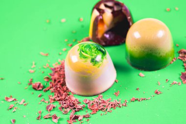 Çeşit çeşit çikolata kırıntılarıyla süslenmiş güzel ve lezzetli çikolata şekerleri.