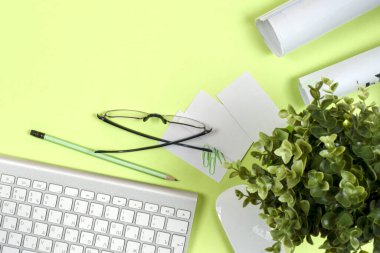 Mimarların işyeri - rulo ve planlar. İnşaat arkaplanı.