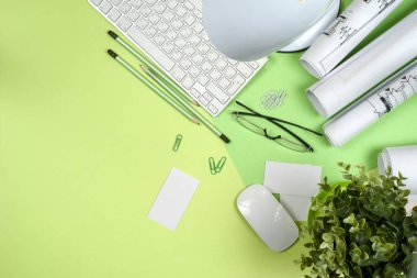 Mimarların işyeri - rulo ve planlar. İnşaat arkaplanı.