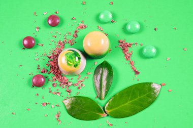 Çeşit çeşit çikolata kırıntılarıyla süslenmiş güzel ve lezzetli çikolata şekerleri.