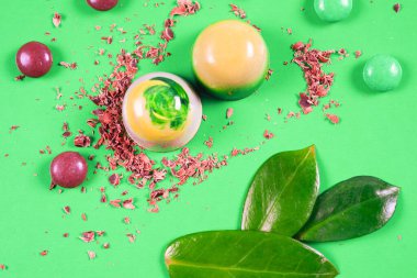 Çeşit çeşit çikolata kırıntılarıyla süslenmiş güzel ve lezzetli çikolata şekerleri.