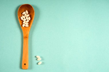 Tahta kaşıkla bir ölçüm bandı bir mavi arka plan, diyet, sağlıklı yaşam tarzı.