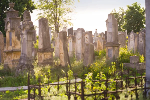 Il Vecchio cimitero ebraico a cielo colorato tramonto, Chernivtsi Ucraina . — Foto Stock