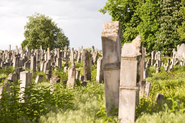 Den gamla judiska kyrkogården vid färgglada solnedgången himlen, Tjernivtsi Ukraina. — Stockfoto