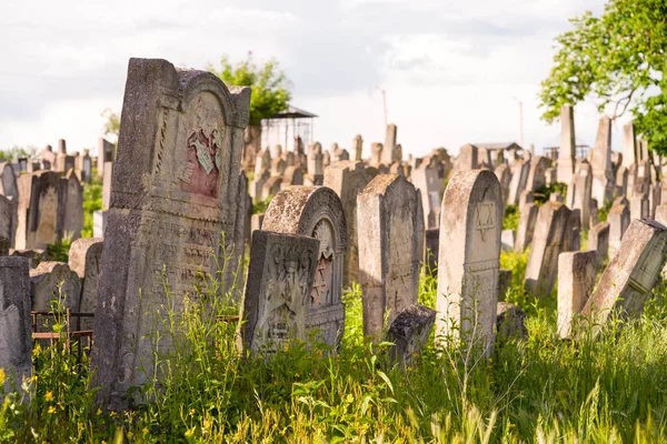 Starý židovský hřbitov na barevné obloze západu slunce, Černovice Ukrajina. — Stock fotografie