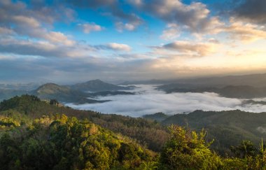 Dağ, Yala eyaletinin Güney Tayland, yer Gunung Silipat doruklarına buğu Güney Tayland en yüksek dorukları biridir.