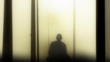 Budist keşiş bir ormanda meditasyon