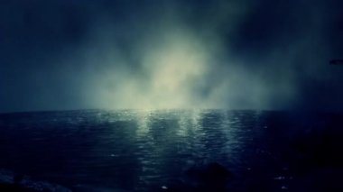 Göl su yansıması ile yukarıda uçan ejderha